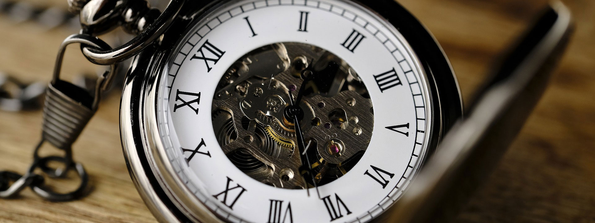 Время утекает. Над часом. Над часом. Обои на часы. Женщина с часами на голове.